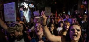 parlamenti-italian-miraton-denimin-me-burgim-te-perjetshem-per-vrasjen-e-grave