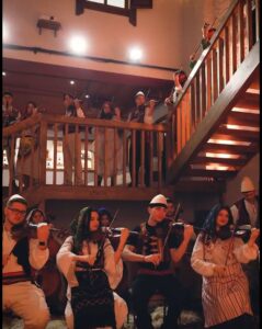 me-veshje-tradicionale-shqiptare/-rama-ndan-videon:-nje-kartoline-feste-nga-150-artiste-te-rinj