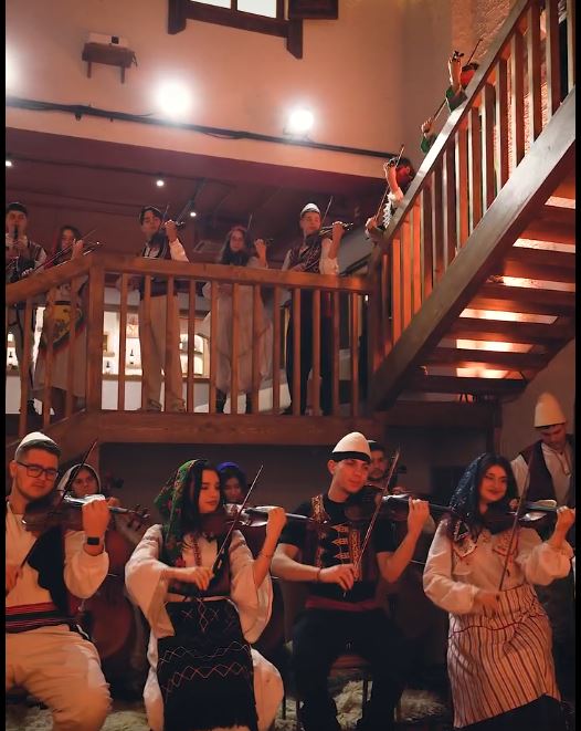 me-veshje-tradicionale-shqiptare/-rama-ndan-videon:-nje-kartoline-feste-nga-150-artiste-te-rinj