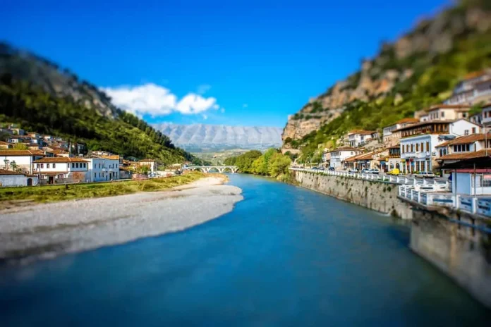 travel-and-tour-world:-turistet-nderkombetare-pushtojne-qytetin-historik-te-beratit