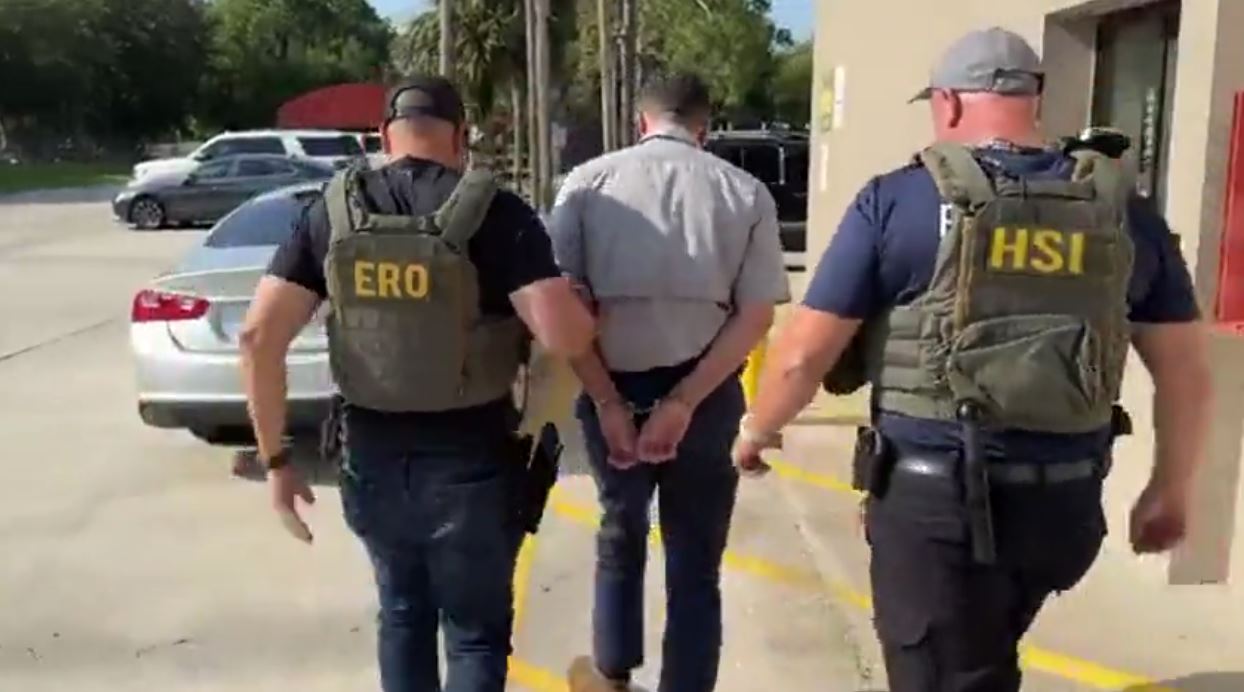 ne-arrati-prej-vitesh-ne-florida-me-identitete-te-ndryshme-pas-vrasjes-se-nje-gruaje,-ja-momenti-kur-shqiptari-ekstradohet-nga-shba-drejt-shqiperise