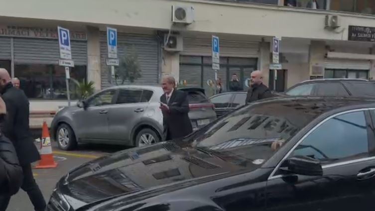 pyetet-per-here-te-pare-nga-spak-per-“21-janarin”,-ja-momenti-kur-berisha-hyn-ne-prokurorine-e-posacme,-pritet-me-duartrokitje-nga…(video)