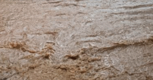 reshje-te-dendura-shiu-ne-vlore/-lumi-bistrice-del-nga-shtrati,-rreshqitje-guresh-ne-brataj