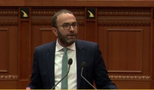 “800-mln-euro-po-ia-besojne-ballukut!”,-bardhi-i-kthehet-rames:-cfare-te-detyron-qe-te-besh-avokatin-e-te-pandehures-se-spak-qe-vodhi-fondet-publike?