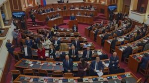 video/-opozita-i-ktheu-shpinen-rames,-peleshi-kujton-kodin-e-etikes:-koreografi!-po-cenoni-imazhin-e-kuvendit