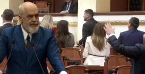 video/-opozita-i-ktheu-shpinen-teksa-fliste,-rama:-nje-pamje-ekskluzive-qe-me-frymezon-shume.-keshtu-me-faqen-per-muri-ju-pafsha-gjithmone!