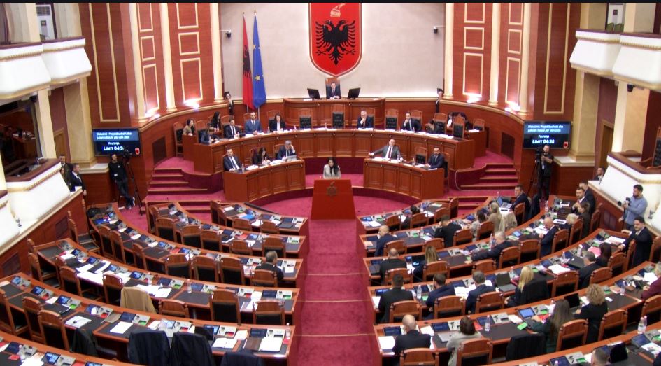 “ule-zerin-se-e-ke-shqetesues-ne-decibel”,-balluku-perplaset-me-shehajn-kreu-i-‘mundesia’-reagon-ashper.-nderhyn-peleshi:-mase-disiplinore-nese…