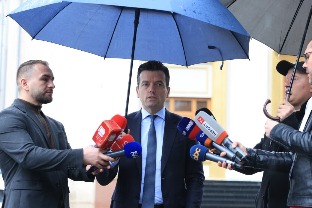 demokratet-braktisen-kuvendin-kur-foli-zv.kryeministrja/-“opozita-duhet-te-merret-me-ballukun,-u-kap-duke-vjedhur”,-shehaj:-te-henen-protestuan,-dje-u-ulen-ne-nje-tryeze-me-ramen-dhe…