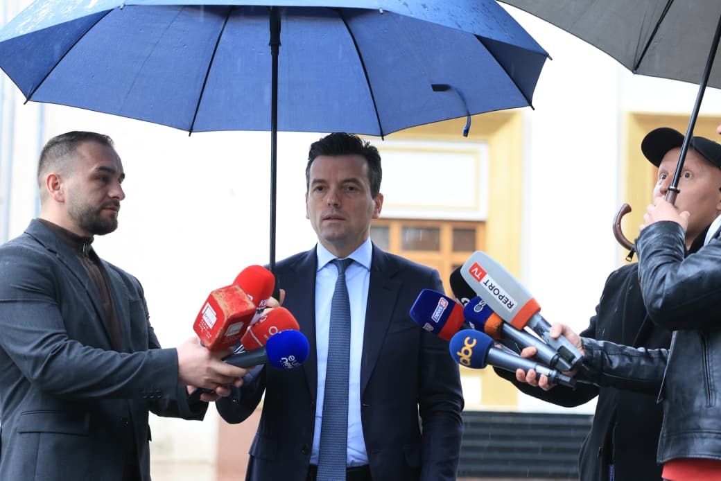 “del-me-koken-lart-dhe-krekoset,-hajdutja!”,-shehaj-pas-perjashtimit-nga-kuvendi:-balluku-te-shkoje-para-drejtesise,-te-jape-doreheqjen!