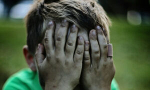 tmerr-ne-athine/-daja-ngacmoi-seksualisht-niperit-2-dhe-4-vjec,-bashkepunoi-me-shqiptarin-homoseksual:-doja-te-kenaqjacfare-iu-gjet-ne-telefon