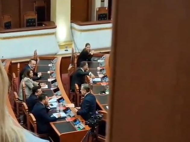 video/-u-perjashtua-pas-debatit-me-ballukun,-balla-i-shkon-te-vendi-shehajt-dhe…-ja-opozitaret-qe-nuk-iken-nga-salla