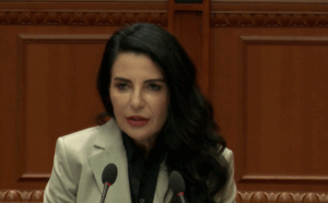 balluku-perplaset-me-shehajn:-politika-behet-ne-fushebeteje,-i-paguan-punonjesit-ne-call-center-me-pak-se-paga-minimale