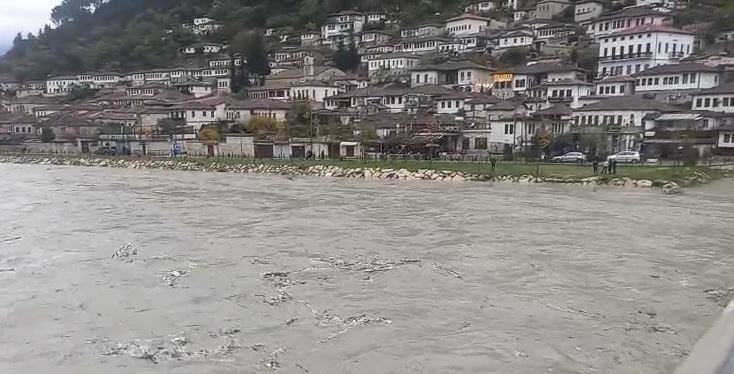 situata-me-reshjet-ne-vend/-rriten-prurjet-e-osumit-ne-berat,-lumi-rrezikon-daljen-nga-shtrati-(video)