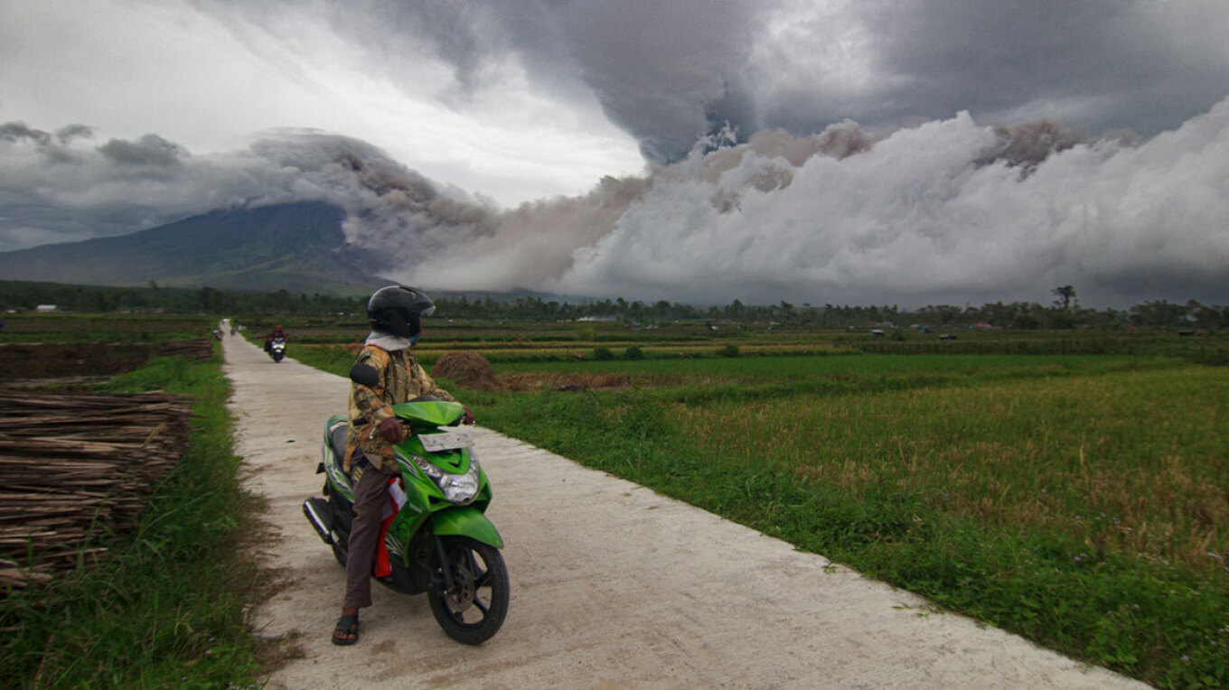 video/-ngrihet-alarmi!-shperthen-vullkani-semeru-ne-indonezi,-shihni-pamjet-spektakolare