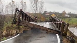 mirdite,-izolohen-10-fshatra/-moti-i-keq-shkaterron-urat,-banoret-te-bllokuar.-probleme-ne-disa-fshatra-te-korces-e-devollit