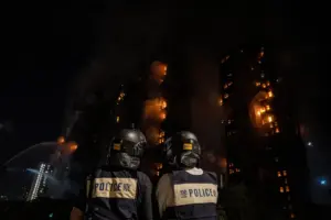 video/-zjarri-masiv-n-rrokaqiejt-e-hong-kongut,-rndohet-bilanci,-numri-i-viktimave-shkon-n-36