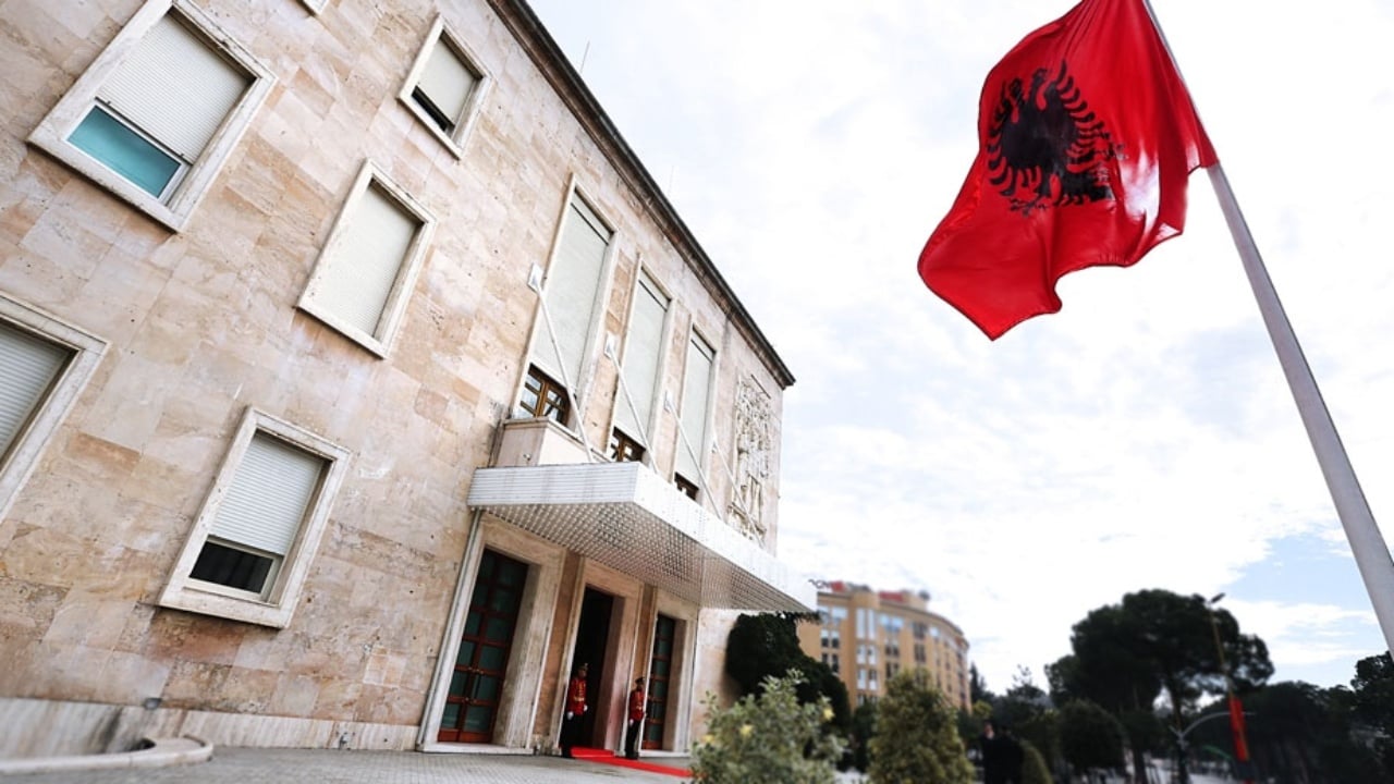 qeveria-miraton-shprblimet-pr-festat-e-fundvitit,-kategorit-q-prfitojn.-ja-sa-do-t-shprblehen-pensionistt