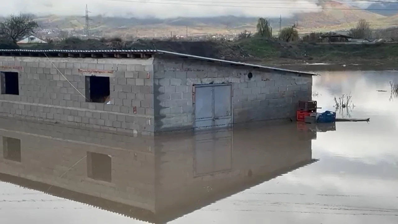 reshjet-intensive-ne-pogradec/-prezence-e-ujit-ne-katet-e-para-te-banesave,-familjet-ne-verdove-pa-ndihme