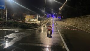 pogradec,-reshjet-demtojne-nje-pjese-te-skarpates,-bllokohet-perkohesisht-levizja-ne-segmentin-hyres-te-unazes