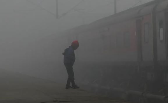 “me-ze-paniku-sa-here-qe-ajo-kollitet”/-ajri-toksik-i-delhit-po-i-semur-femijet,-ndotja-arrin-ne-vlera-20-here-mbi-limitin