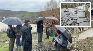 kolonje/-10-fshatra-u-bllokuan-nga-moti-i-keq,-banoret-proteste:-kemi-te-semure-qe-po-presin-ne-meshire-te-fatit