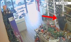 video/-thyente-xhamat-e-automjeteve-dhe-te-tabakinove-dhe-vidhte-para-dhe-sende-me-vlere,-arrestohet-‘skifteri’-ne-durres