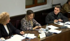 video/-“mos-u-merrni-vetem-me-deputetet,-ujku-atje-te-‘than’”,-erion-brace:-hetoni-pasurine-e-drejtoreve-te-tatimeve-dhe-te-doganave!