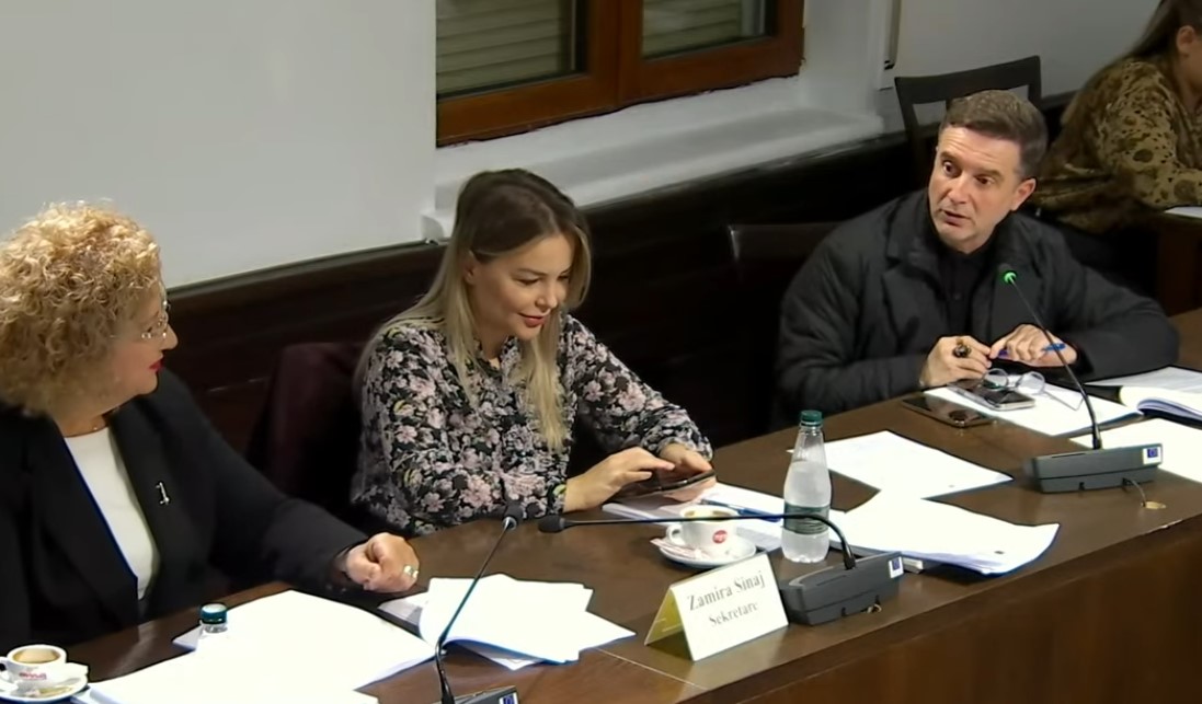 video/-“mos-u-merrni-vetem-me-deputetet,-ujku-atje-te-‘than’”,-erion-brace:-hetoni-pasurine-e-drejtoreve-te-tatimeve-dhe-te-doganave!