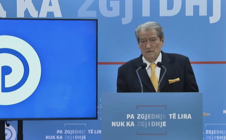 “me-hoqen-pasaporten-dhe-e-quajten-te-drejte”!-masa-e-sigurise-ndaj-ballukut,-berisha-“merr-hak”:-tani-le-te-shkulin-koke,-hunde-e-veshe!-e-meritojne