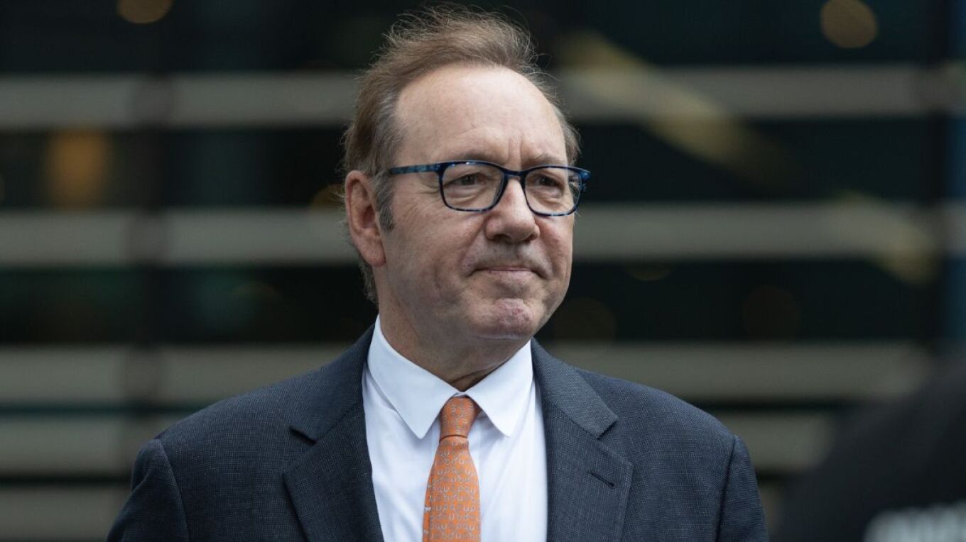 fituesi-i-dy-cmimeve-oscar/-skandali-seksual-i-‘shkermoqi’-jeten,-rrefehet-aktori-i-hollywood-it:-jetoj-ne-airbnb-dhe-hotele,-perfundova-ne-piken-zero