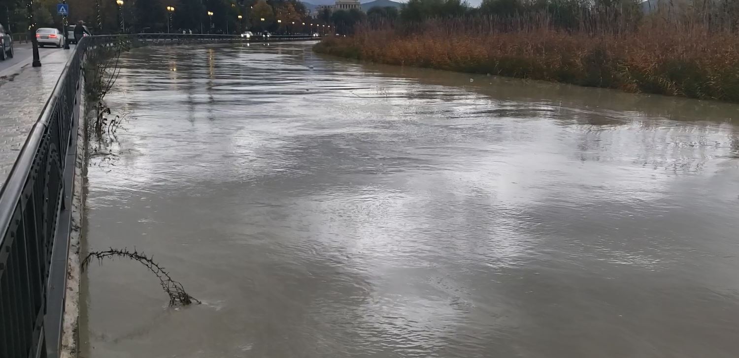 reshjet-e-shiut-shkaktojne-probleme-ne-dimal,-uji-futet-ne-7-banesa,-permbyten-toka-bujqesore