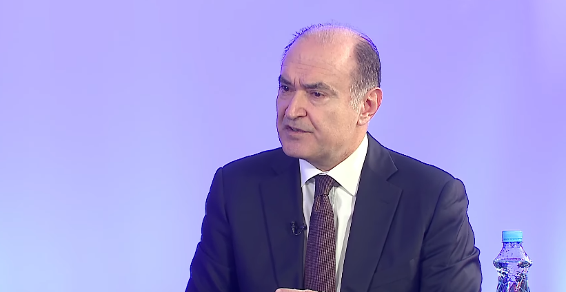 “meta-ne-gjendje-pozitive,-eshte-i-karikuar”,-haxhinasto:-ndjek-zhvillimet-politike-nga-qelia,-na-drejton-nga-atje