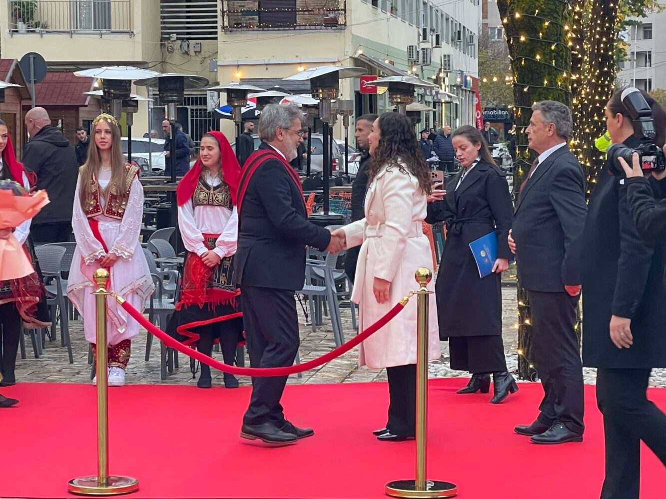 festat-e-nentorit/-presidentja-osmani-ne-shkoder,-pritet-nga-benet-beci