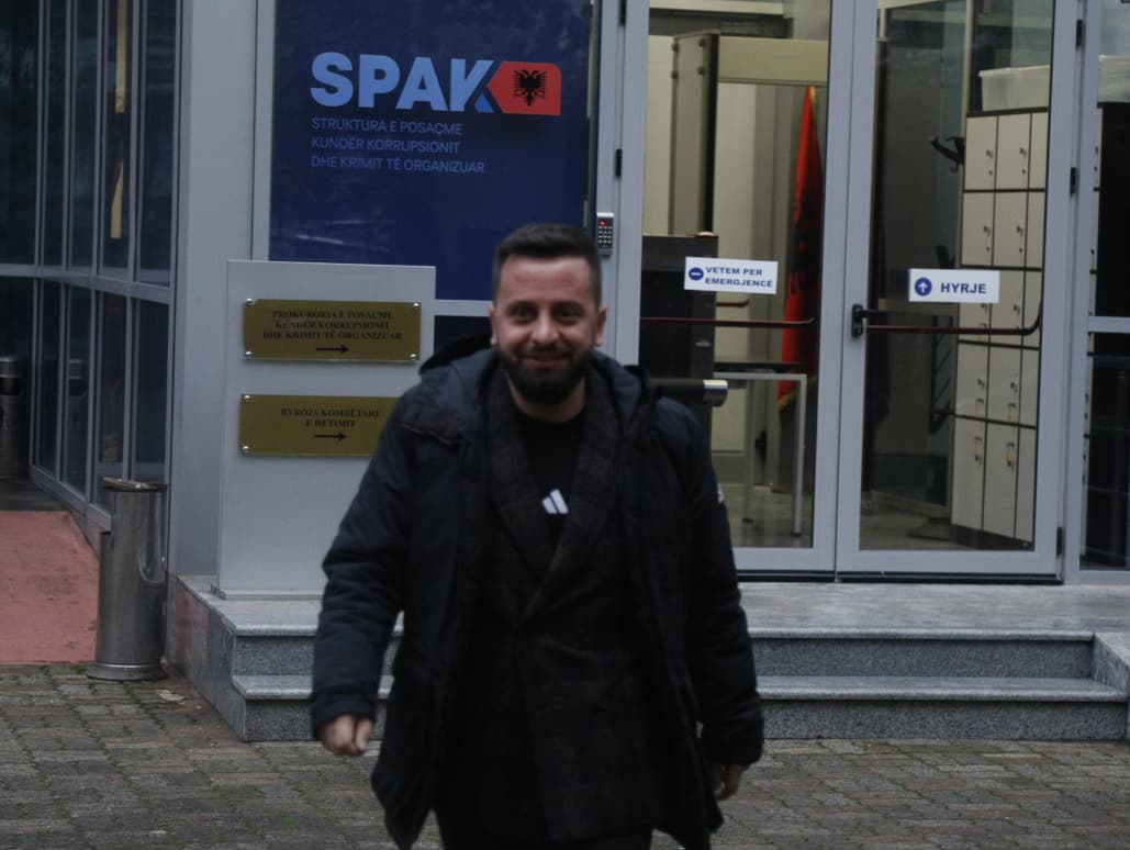 video-–-i-pandehur-per-shkelje-te-barazise-ne-tendera/-erion-isai-le-ambientet-e-spak-pas-rreth-2-oresh