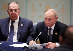 a-ka-nje-percarje-ne-kremlin?-putin-i-jep-fund-aludimeve-per-lavrov:-nuk-e-ka-humbur-mbeshtetjen,-po-pergatitet-per…