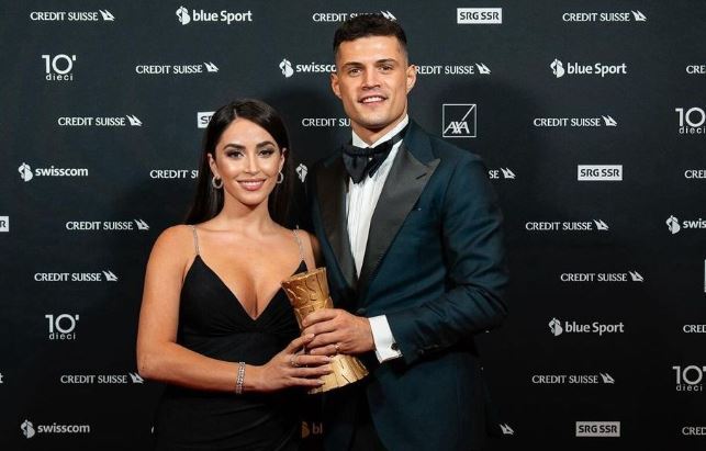 pas-situates-se-tensionuar-ne-stadium,-reagon-bashkeshortja-e-granit-xhakes