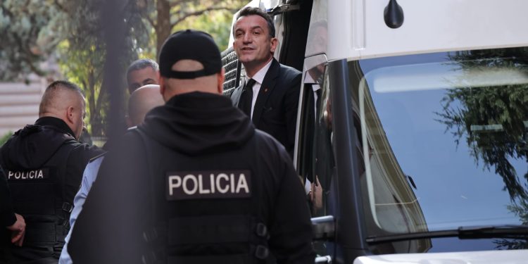 spak-rrezon-kerkesen-e-veliajt/-nuk-merr-pjese-ne-mbledhjen-e-keshillit-bashkiak-per-buxhetin