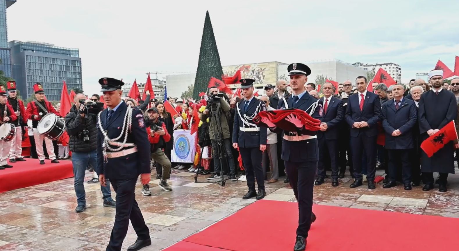 kryeqyteti-ne-feste!-mbahen-ceremoni-festive-per-diten-e-flamurit.-tirana-‘vishet’-kuq-e-zi!