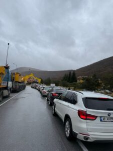 festat-28-29-nentori/-fluks-automjetesh-ne-kapshtice,-pala-greke-probleme-me-sistemin-e-ri