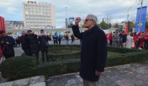 videolajm/-dita-e-pavaresise-festohet-ne-shkoder,-sekretari-i-ppsh-se-nderon-me-grusht-‘luigj-gurakuqin’