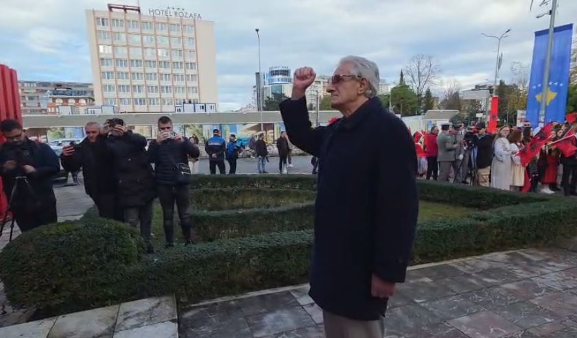 videolajm/-dita-e-pavaresise-festohet-ne-shkoder,-sekretari-i-ppsh-se-nderon-me-grusht-‘luigj-gurakuqin’