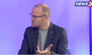 “nuk-jam-racist,-kam-respekt-per-popullin-grek”,-aulon-kalaja-flet-per-“non-graten”-ne-greqi:-kam-zhvilluar-protesta-ne-2018-kunder-marreveshjes-se-detit-dhe…