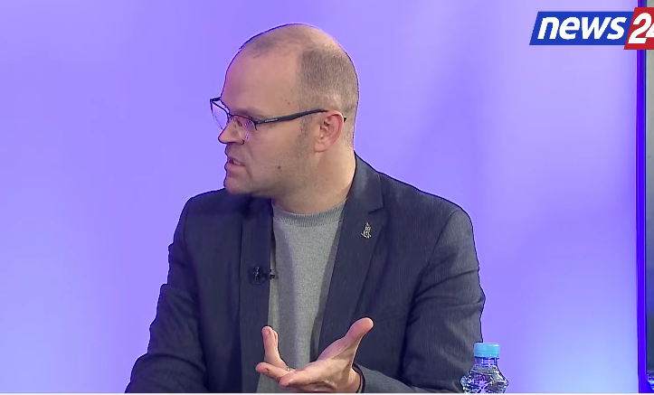 “nuk-jam-racist,-kam-respekt-per-popullin-grek”,-aulon-kalaja-flet-per-“non-graten”-ne-greqi:-kam-zhvilluar-protesta-ne-2018-kunder-marreveshjes-se-detit-dhe…