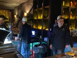 foto/-atmosfera-e-vecante-ne-prizren-per-28-nentorin,-kamerieret-me-plis-ne-koke-mirepresin-klientet