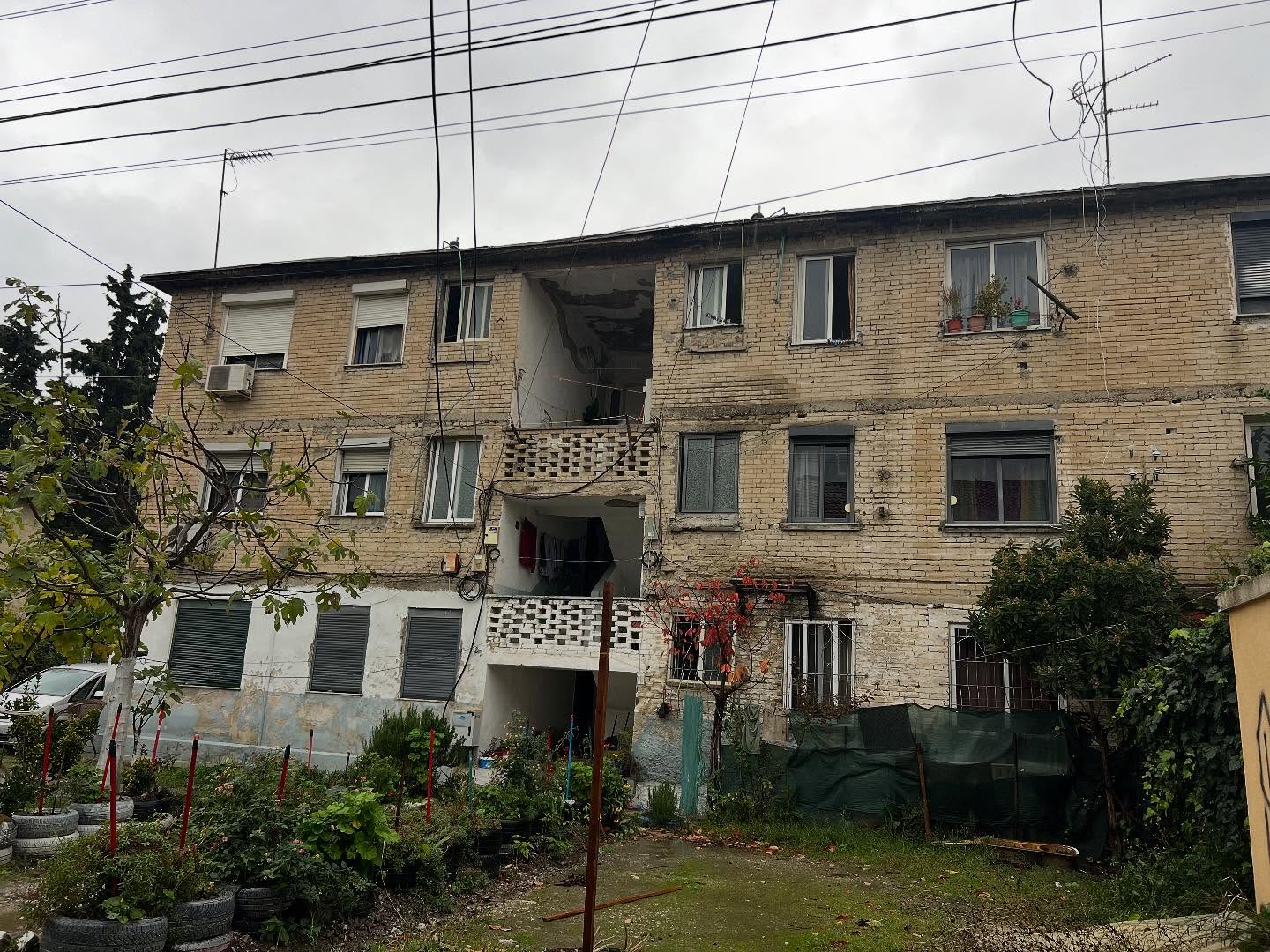 “7-kryefamiljare-kane-nderruar-jete-duke-pritur-banesen-e-re-te-premtuar-nga-shteti”,-imami-i-kombinatit-denoncon:-6-vite-nga-termeti-i-nentorit,-pallati-ende-ne-gjendje-te-mjerueshme