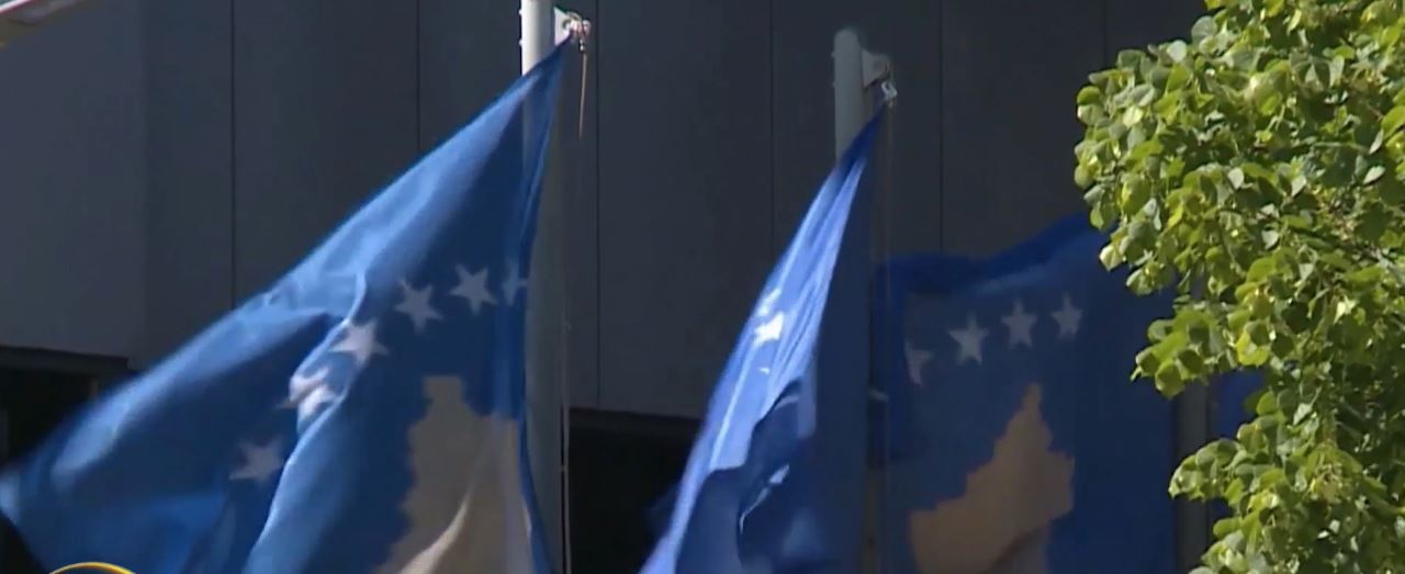 mesazhet-e-brukselit-per-kosoven-dhe-serbine/-“kusht-per-heqjen-e-sanksioneve,-themelimi-i-asociacionit-te-komunave”