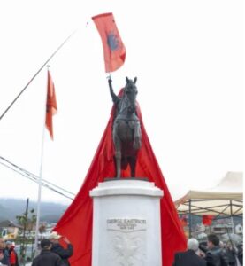 28-nentori/-ne-diten-e-flamurit-perurohet-shtatorja-e-skenderbeut-ne-garane-te-kercoves