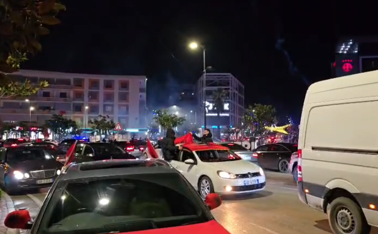 video/-fishekzjarre,-parade-me-makina,-fieri-feston-diten-e-pavaresise