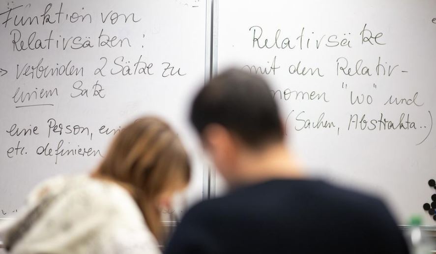 studimi:-kush-flet-me-shume-gjuhe,-plaket-me-ngadale!