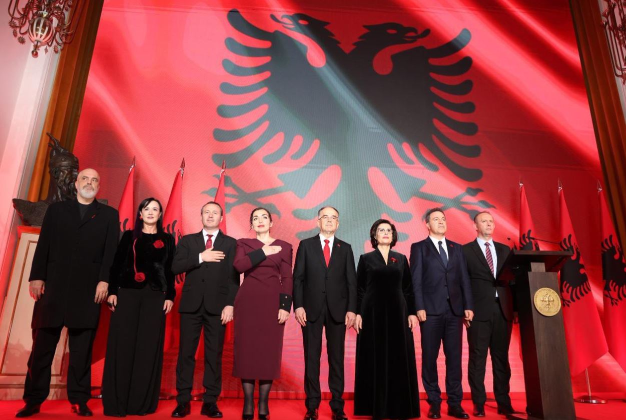 ceremonia-ne-presidence/-rama:-mbremja-kuqezi-organizuar-si-asnjehere-me-pare,-me-pranine-kuptimplote-te-presidentes-osmanit